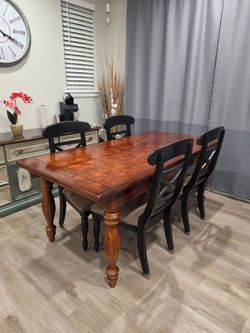 Pulaski Furniture Classic Traditional Dining Room Table with qty 2 Extension Pieces, Protective Top Pads & 4 Chairs