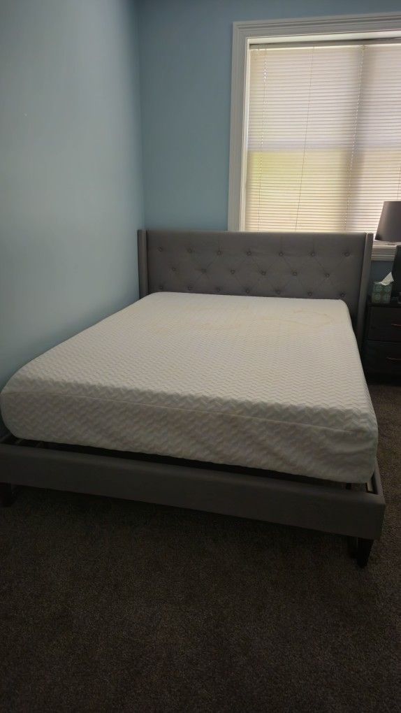 QUEEN SIZE BED FRAME WITH MATTRESS