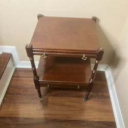 Bombay Company 2-Tier Side End Table W/ Drawer With Tray Pull Out tray. Missing 3 Knobs. NOTE the 3 of the top corner knobs are missing.  Used in good