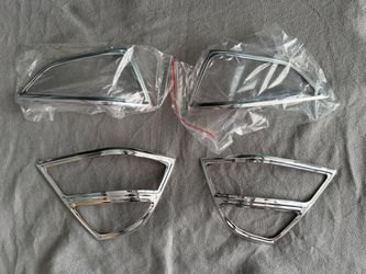 Chrome saddlebag light accents