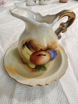 Enesco
Fruit design, hand painted
Golden trim
Set Pitcher & Bowl