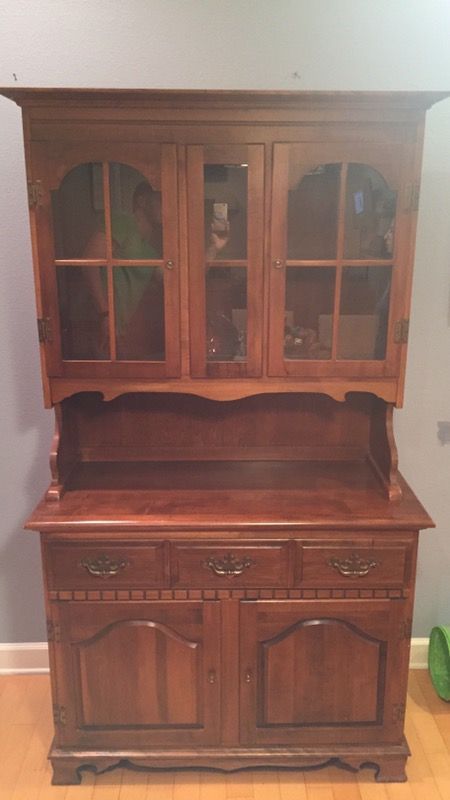 Moosehead solid maple dinning room hutch and dinning room table with chairs