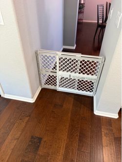 Baby gate or pet gate