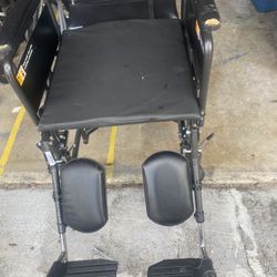 Wheelchair with adjustable footrest 