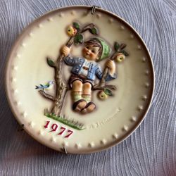 Hummel Annual plate 1977 with boy in tree with apples and bird