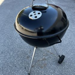 Weber Original Kettle 22-in W Black Kettle Charcoal Grill! Great condition! Retails $149