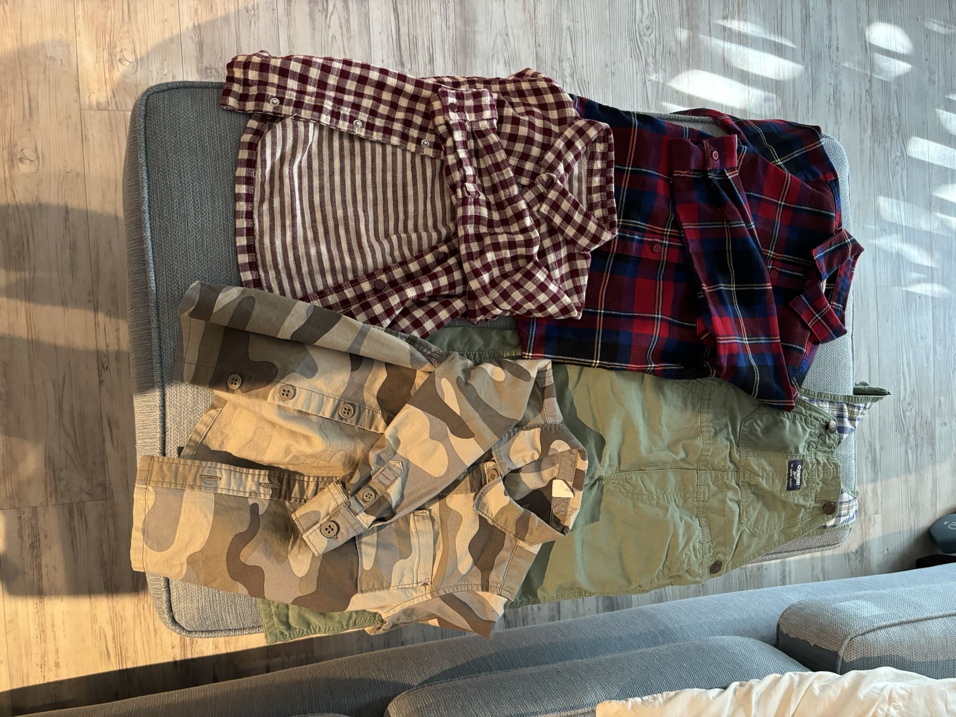 4 Clothes in excellent condition (wore once or never) - Size 4T