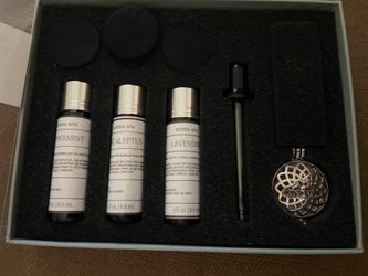 NIB Diffuser necklace with 3 essential oils