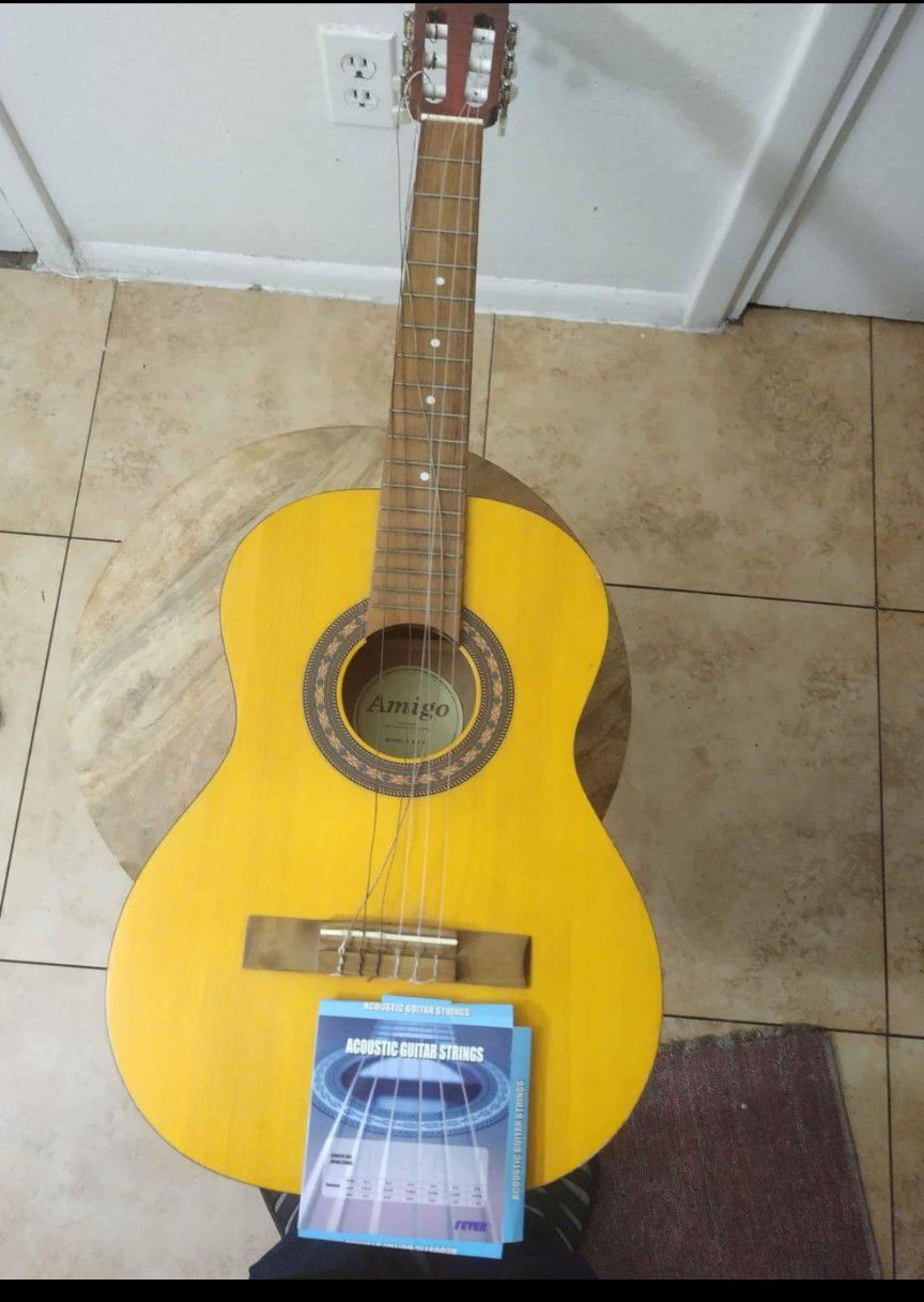 Acoustic Guitar with Strings / Guitarra Acústica  Con un set de Cuerdas 