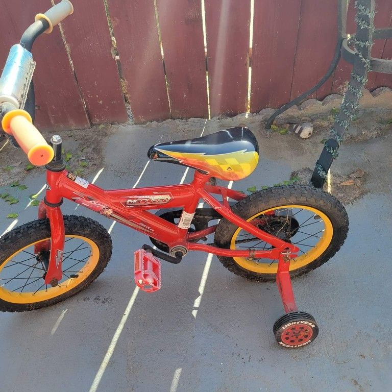 Lightning mcqueen bike online with training wheels