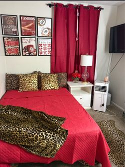 Cheetah & Red bedroom decor (full-size bedding)  Decoración de dormitorio con estampado de guepardo y color rojo (ropa de cama tamaño matrimonial)