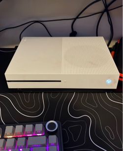 Xbox one S 500gb 2 controllers