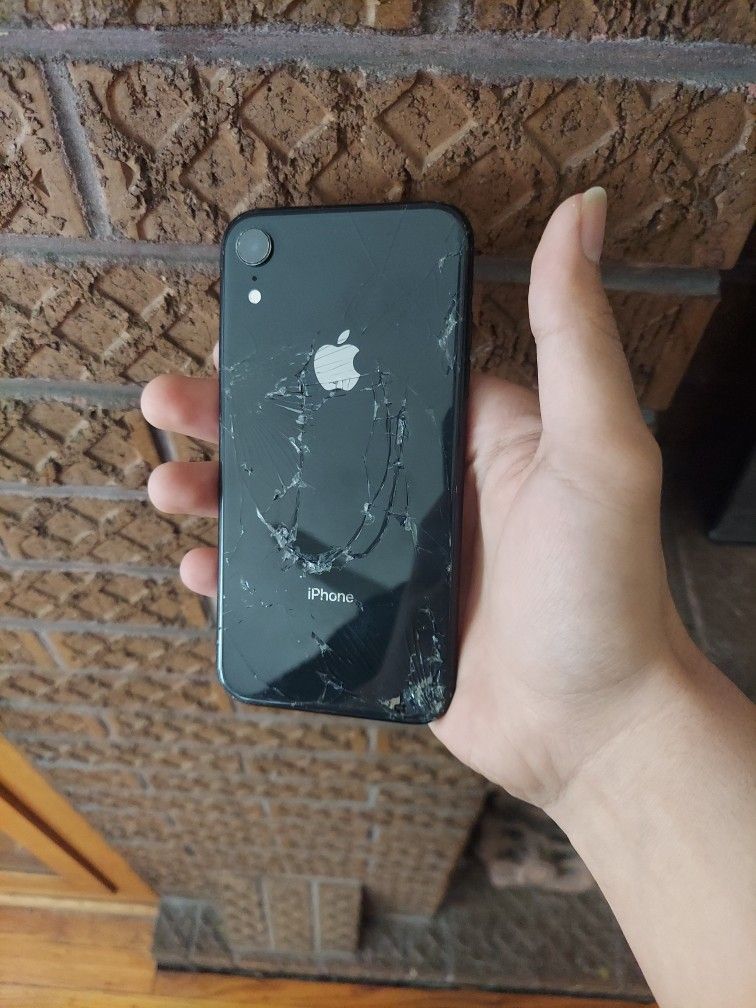 Broke IPhone Xr - Parts (Whole IPhone)