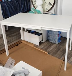 Mesa de extencion con dos sillas