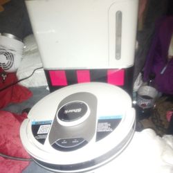 Shark Robot Vacuum Cleaner With Charging Station