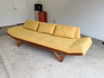 Sunbeam Vintage Gondola sofa