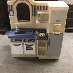Toy kitchen set