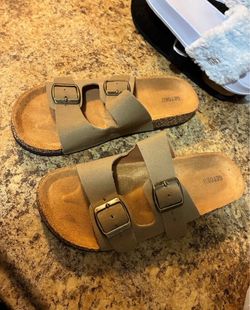 Woman’s sandals size 7