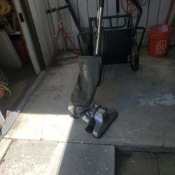 Royal Vacuum  In Good Condition $20.00
