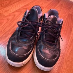 Adidas size 11 old classic shoe