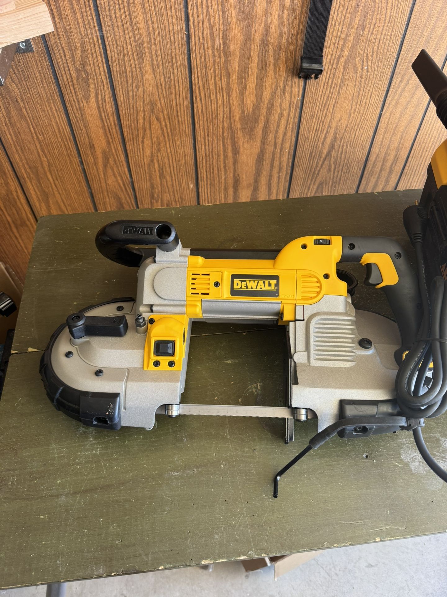 Dewalt Band Saw 5” Deep https://offerup.com/redirect/?o=Q3V0LkxJS0U= NEW