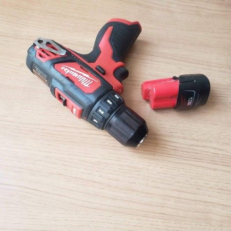 Milwaukee m12 drill & battery ((( cheap $50)))