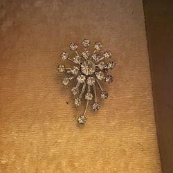 4.406 Vintage brooch in silver tone with gorgeous crystals