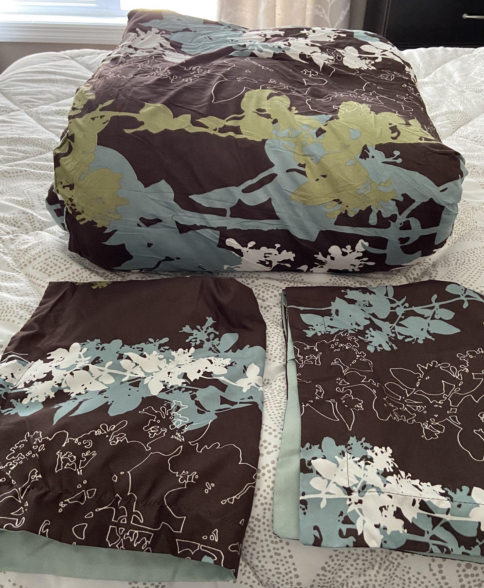Queen Size Comforter and Shams