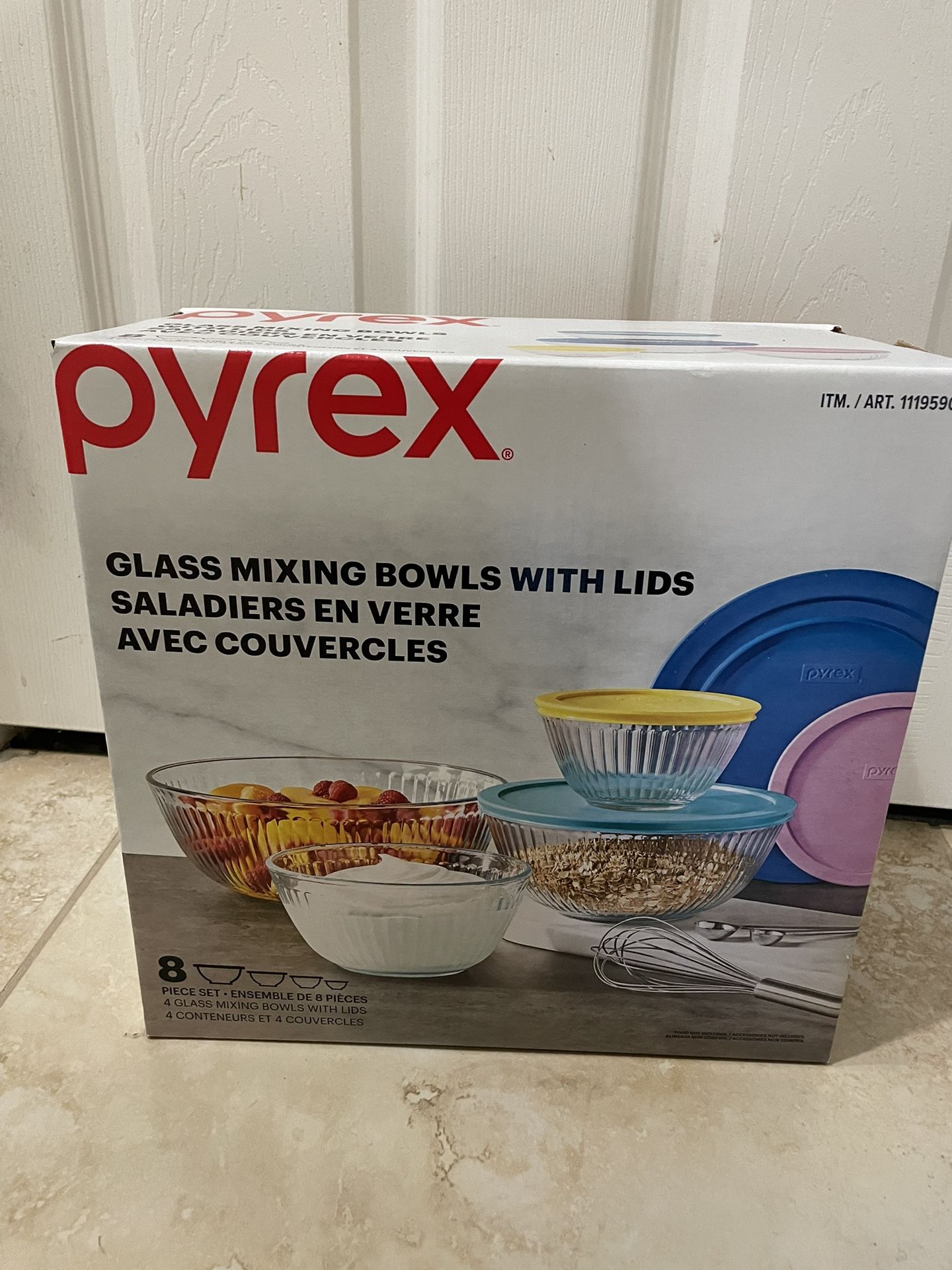 New in Box Pyrex 8 Piece Glass Mixing Bowl Set w/ Colored Lids