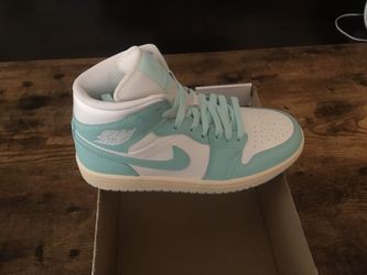 New Women’s Air Jordan 1 Mid size 7.5