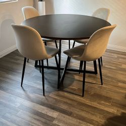 Round Dining Table With Chairs
