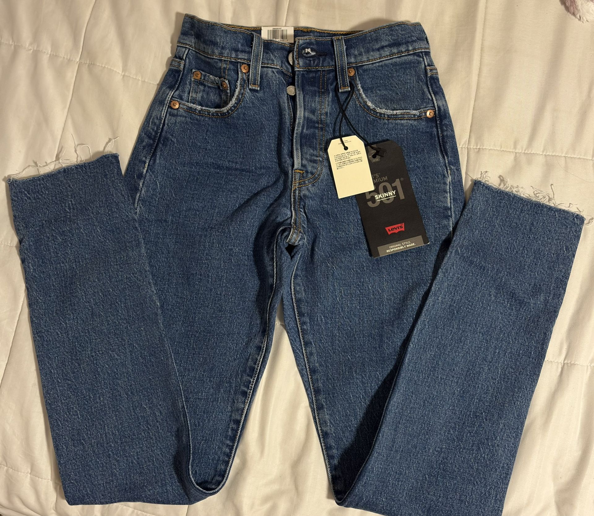 BRAND NEW LEVI JEANS WOMEN