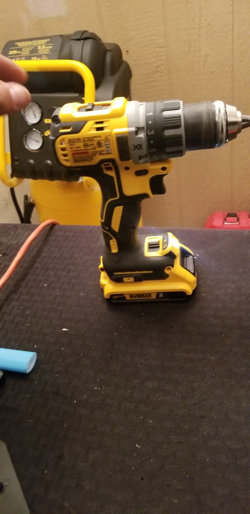 DEWALT drill kit 2.0 battery and charger