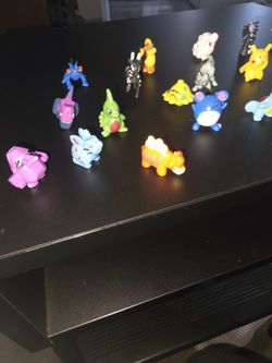 12 POKEMON TOYS