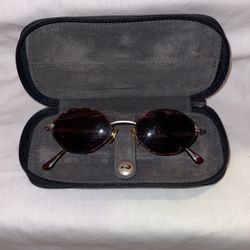 Guess sunglasses with case, please see all pictures