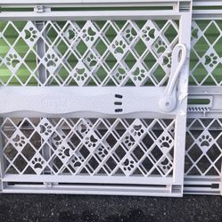 Plastic pet gate like new -15$