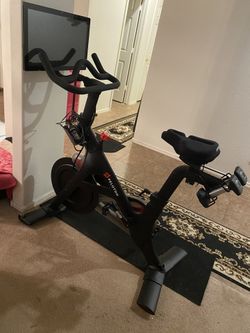 Peloton Bike Like New (incl. Shoes/2Mats/weights)