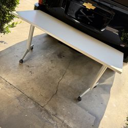IKEA Computer Desk  Great For Garage Use / Mesa Para Computadora O Garage 