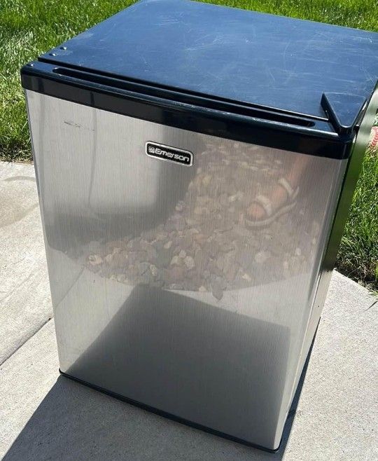 NICE MINI FRIDGE