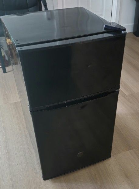 Hotel Size 21in High Refrigerator W/ Top Freezer