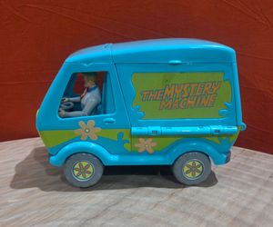 Scooby-Doo Mystery Machine Van Playset 9.5" long - comes with poseable Fred action figure