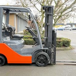 Forklift Toyota LPG 5,000 lb Capacity 