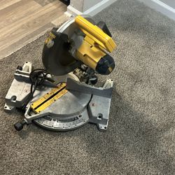 dewalt 12 (305mm) double-bevel sliding compound miter saw