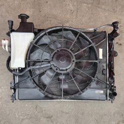 2011-2014 Hyundai Génesis 3.8 OEM Radiator, Condenser, Fan, and Water  Reserve OEM