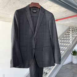 Brand NEW  Hugo Boss Men’s Charcoal Grey Suit Size 40R