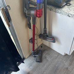 Dyson V8