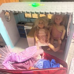 Doll House With Dolls And Clothes 
