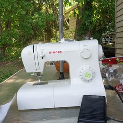 Singer Sewing Machine 