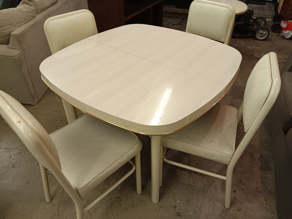 Dinette Set With Chairs