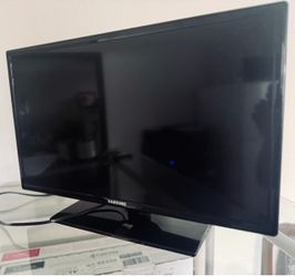 Samsung Flat Screen TV with Stand 26”
